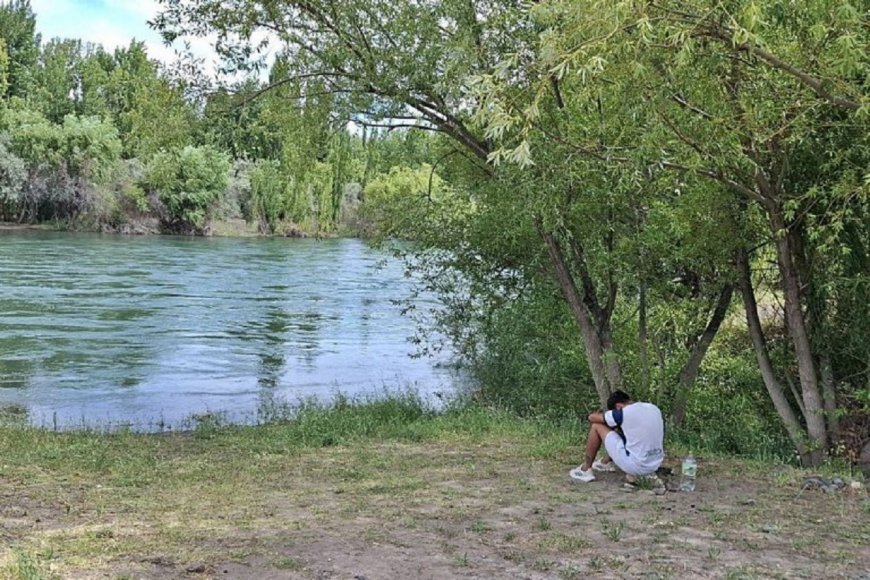 El hijo de Cristián, a orillas del río Neuquén.