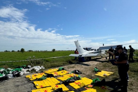 Cayó banda narco que había aterrizado con cocaína en Entre Ríos. Ocultaban drogas en una fosa subterránea