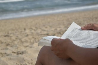 “Mágica, libros en la playa” comienza su recorrido por Colón: carpa biblioteca, feria y teatro en la costa del Uruguay