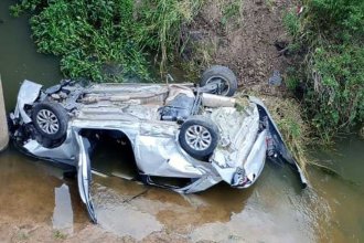 Circulaban por la autovía y cayeron a un arroyo. Cuatro personas fueron trasladadas al hospital de Colón