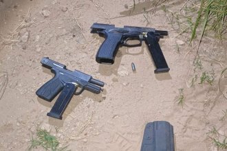 Se toparon con un control policial y descartaron las armas en la vegetación