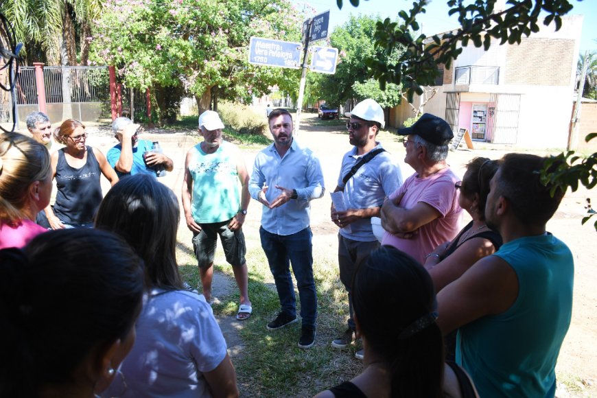 Azcué habló con vecinos del barrio Sarmiento.