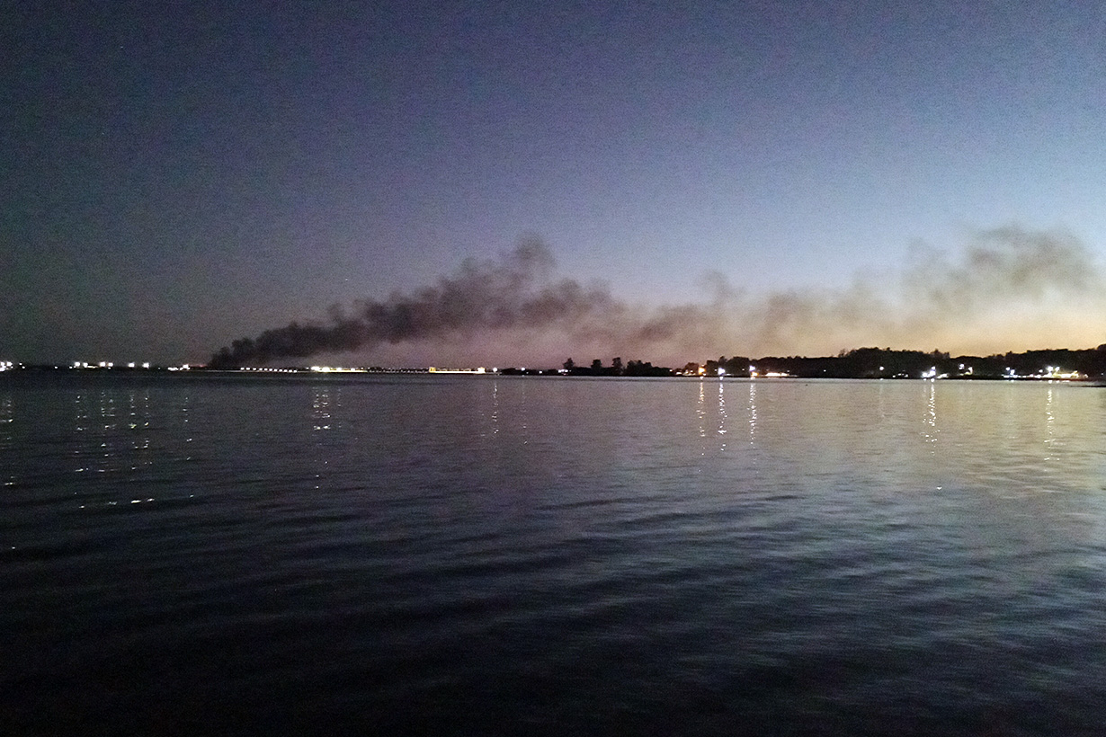 El humo cruzaba el río (vista desde el lago).