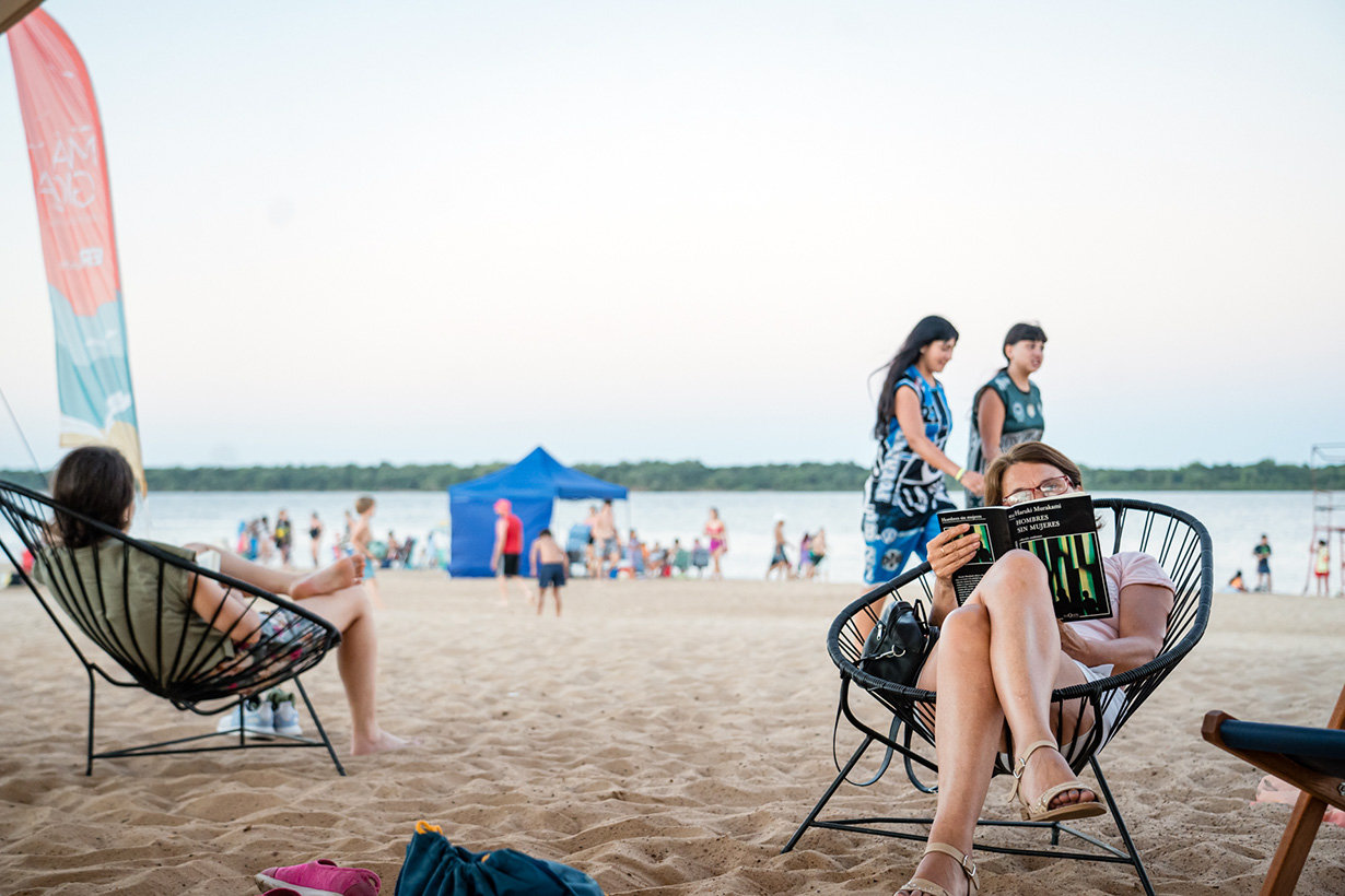 En playa Norte promovieron la lectura.
