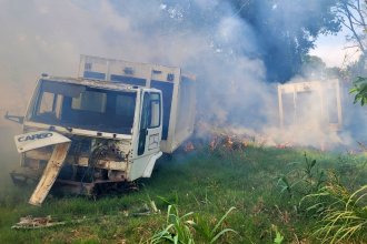 Incendio forestal afectó tres vehículos municipales en un depósito