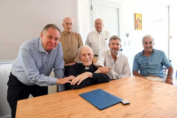 El cardenal Karlic celebra 99 años. Frigerio y Moine, en la lista de quienes se acercaron a saludarlo