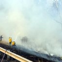 Piden precaución a los conductores. Bomberos luchan por apagar un incendio en inmediaciones de Ruta 14