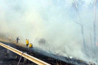 Piden precaución a los conductores. Bomberos luchan por apagar un incendio en inmediaciones de Ruta 14