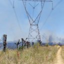 Bomberos trabajan en varios incendios. Uno, en inmediaciones de líneas de tensión de Enersa