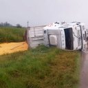 Camión volcó bajo la lluvia y derramó gran parte de su carga a la vera de la ruta 14