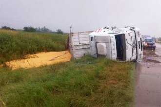 Camión volcó bajo la lluvia y derramó gran parte de su carga a la vera de la ruta 14