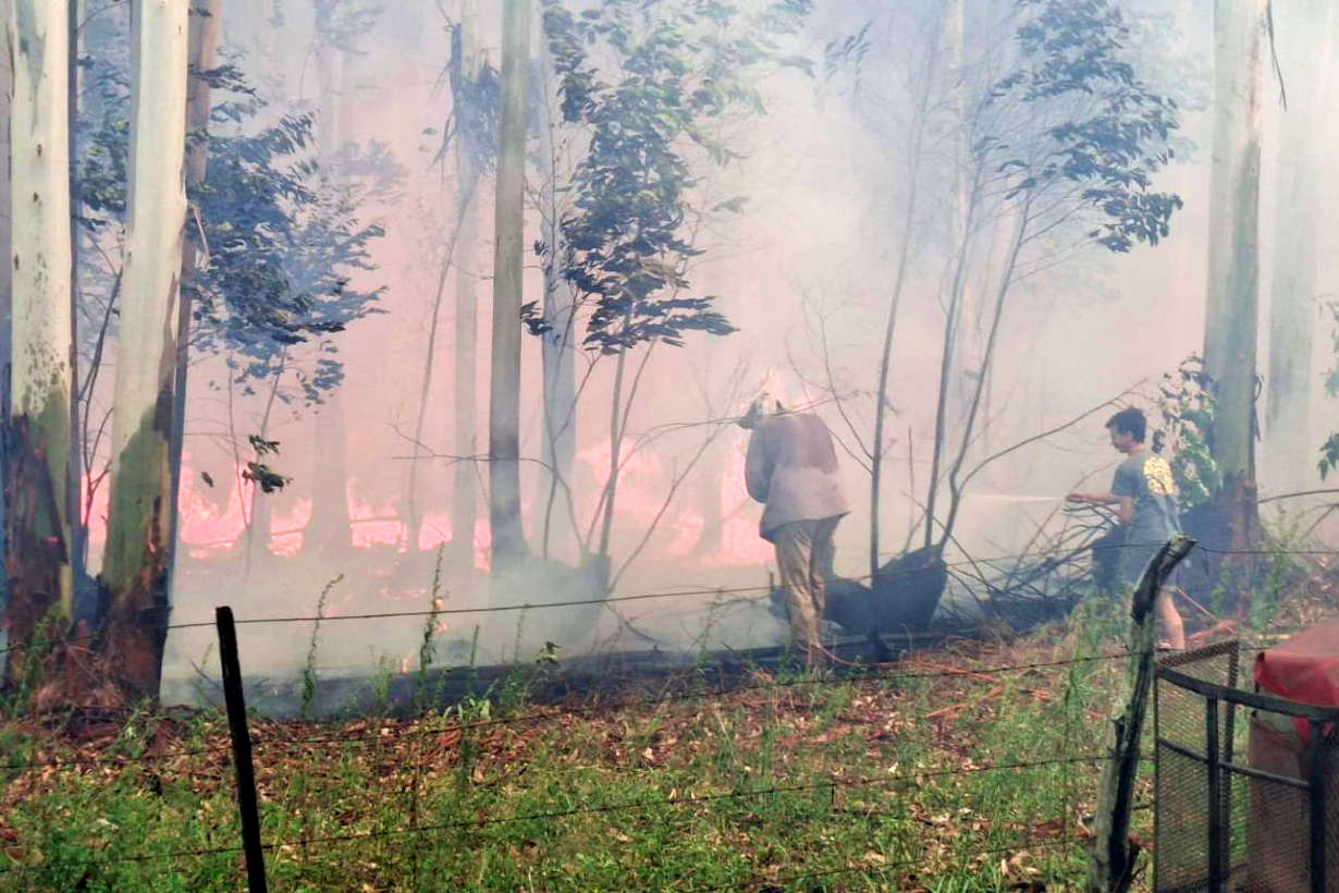 El fuego en zona de estancia La Matilde.