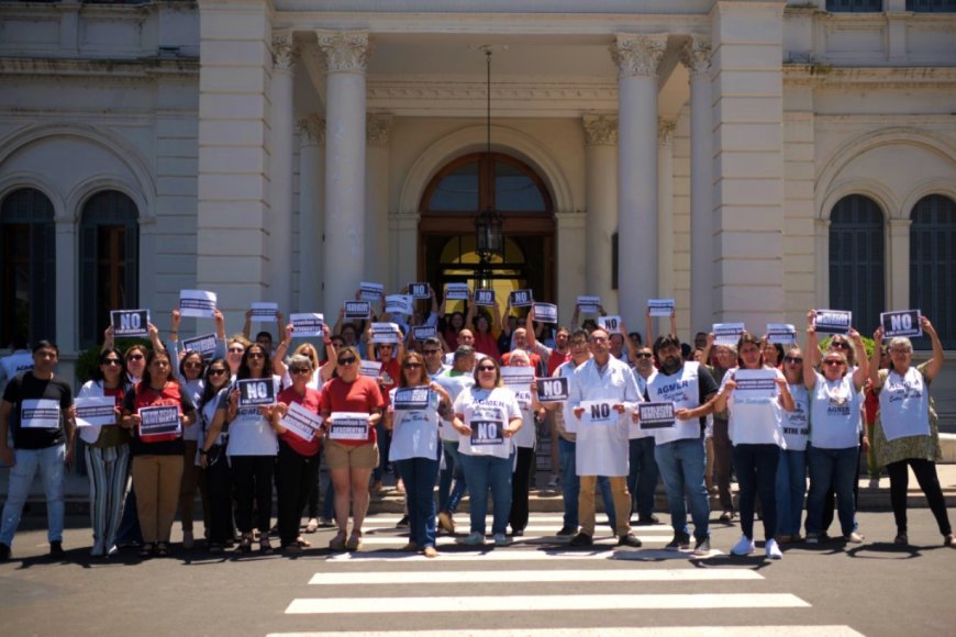 Docentes en Casa Gris (foto: La lucha en la calle)