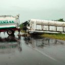 Camión volcó su acoplado y quedó atravesado en una ruta provincial