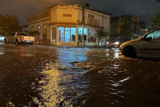 Aguacero dejó calles anegadas en Gualeguaychú y persiste un alerta naranja por tormentas