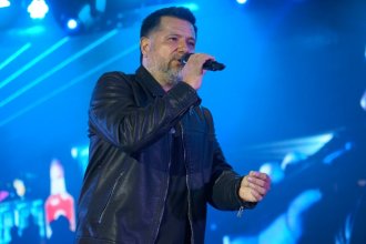 Jorge Rojas se impuso a la lluvia en su regreso a Colón y cantó para los enamorados