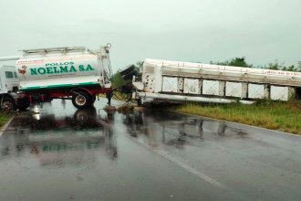 Camión volcó su acoplado y quedó atravesado en una ruta provincial