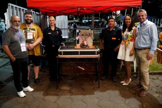 El escudo de Bomberos en tres dimensiones, como homenaje por los 50 años. “Siempre están cuando se los necesita”