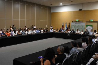 “Nadie nos va a venir a salvar, esto depende de nosotros”. Azcué puso en marcha la “Mesa de Desarrollo Humano”