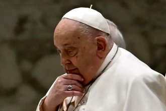 El Vaticano informó que el papa Francisco sufrió una crisis respiratoria y está en estado “crítico”