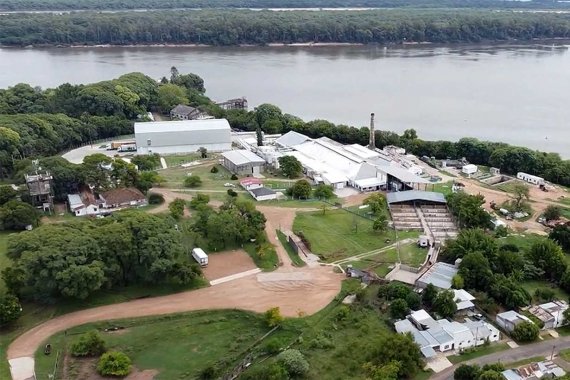 Está en crisis “el frigorífico más antiguo del mundo”, a orillas del río Uruguay. La historia de su excéntrico dueño, un argentino-alemán