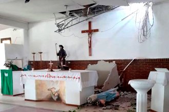 Camión volteó una antena y causó “daños millonarios” al caer sobre templo parroquial