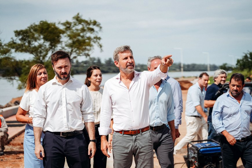 Frigerio y Azcué en obras a la vera del Uruguay.