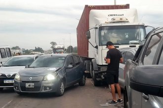 Camión sin frenos causó choque múltiple en un semáforo y afectó a varios vehículos