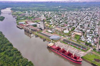 Enorme buque amarró bajo la intensa lluvia y carga 18 mil toneladas de pino en puerto uruguayense