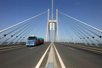 Nueva concesión. El puente Rosario-Victoria sumaría tecnología, luz led y bacheo. El sindicato  reclama que no haya despidos