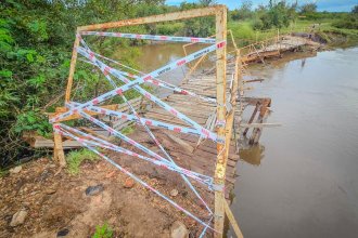 Inhabilitan puente peatonal tras destrozos causados por la fuerza del agua durante el temporal