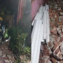 La fuerte tormenta tumbó el tapial de una casa y causó destrozos