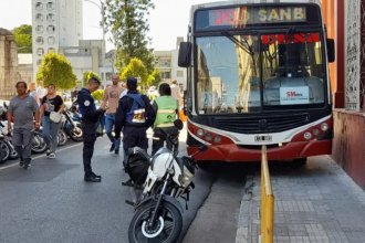 Colectivo perdió el control y se subió a la vereda en pleno microcentro de Paraná