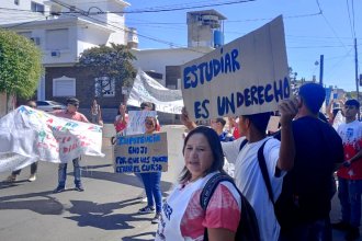 Agmer acompañó el reclamo de escuela concordiense: “La política del gobierno provincial es cerrar cursos”