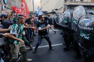 Hubo represión y detenidos en la marcha de jubilados e hinchas de fútbol