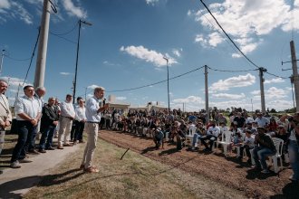 En localidades entrerrianas, Frigerio inauguró una escuela y entregó viviendas del IAPV