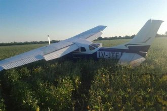 Misterioso hallazgo de una avioneta en un campo entrerriano, en zona de San Gustavo. El tren de aterrizaje está dañado