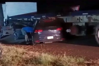 Auto quedó calzado debajo del acoplado de un camión en el acceso a Colonia Elia