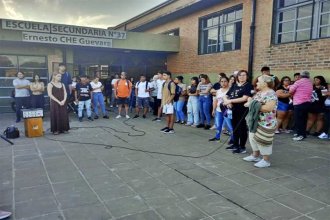 Protesta en la Escuela Che Guevara. Hay cursos que aún no empezaron las clases porque el CGE no habilitó las “plazas”