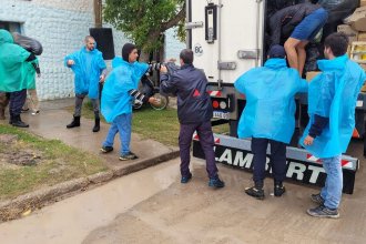 “En algunos barrios nos decían que éramos los primeros en llegar”. Bajo la lluvia, los bomberos entregaron todas las donaciones