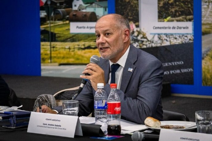 Toma licencia el rector de la UNER, candidato del PJ