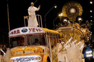 Cuando Francisco fue figura del Carnaval del País. La caracterización que dio vuelta al mundo y el atuendo que permanece en el museo