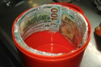 Caja fuerte sustraída. Ladrona se deshizo del objeto en una alcantarilla y escondió los dólares dentro de su casa
