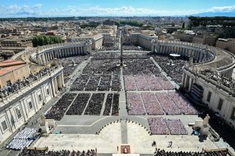 “Puso en el centro el Evangelio de la misericordia”. Conmovedora despedida a Francisco
