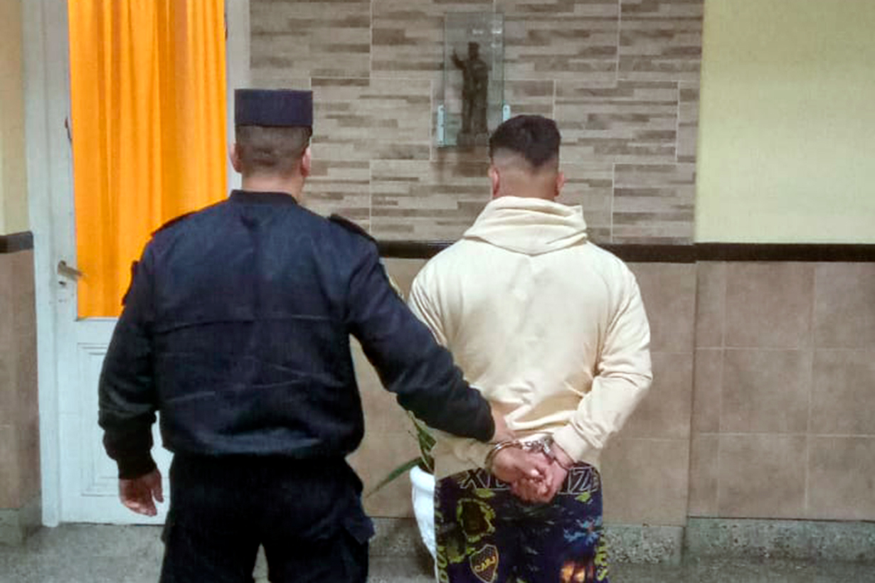 El detenido se conducía en un Clío blanco.
