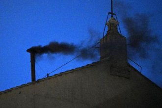 Fumata negra en el Vaticano. Los cardenales no alcanzaron acuerdo en la primera votación