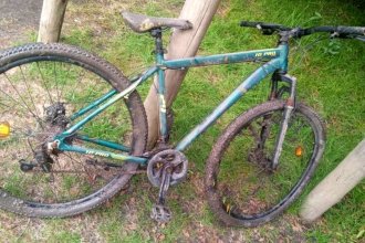 Pescadores hallaron una bicicleta entre ramas y sospechan que podría ser de un joven encontrado sin vida