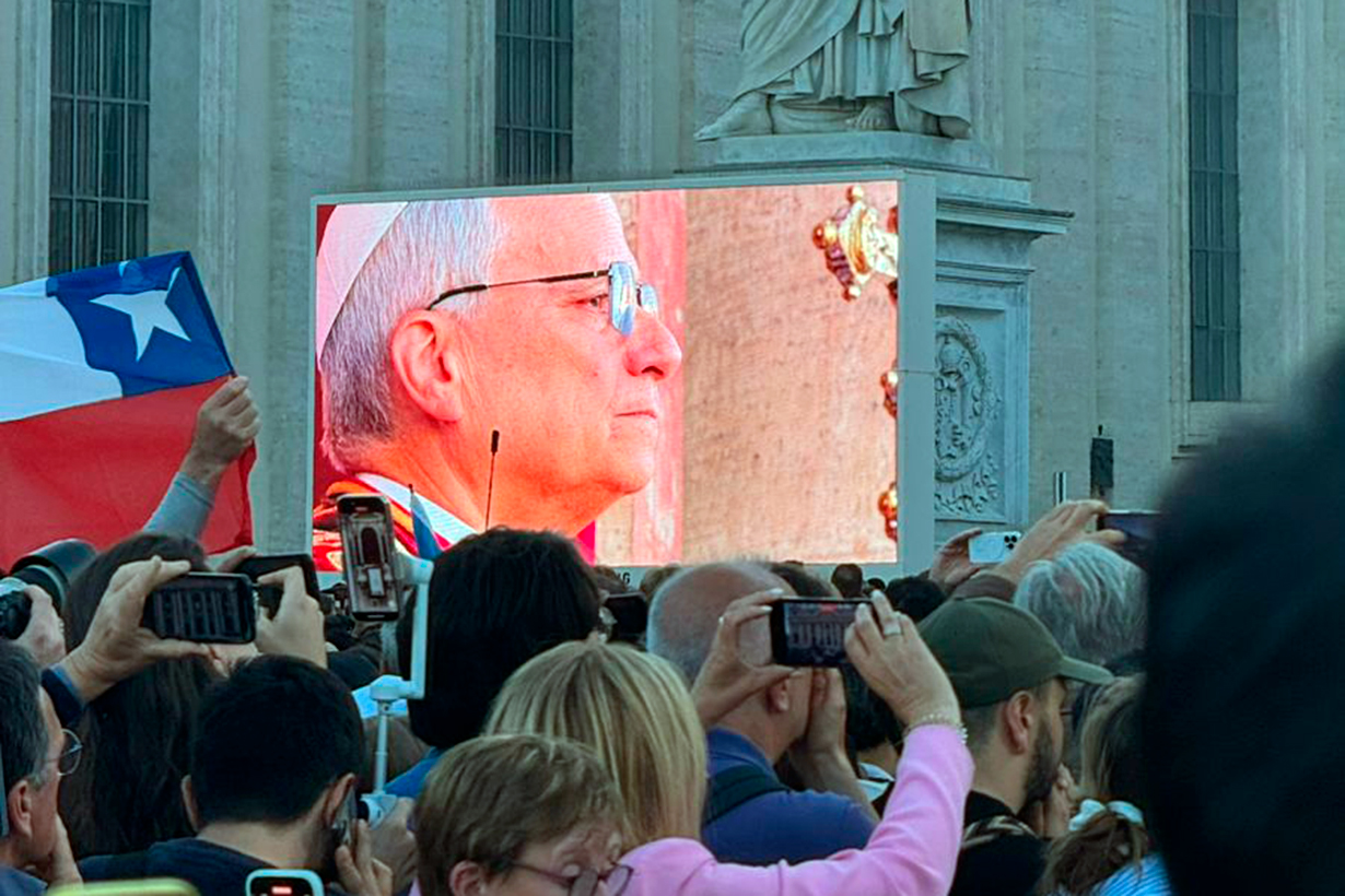 El nuevo papa y la multitud retratándolo.