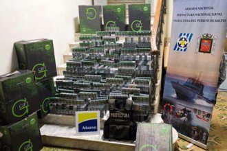 Contrabando de cigarrillos en flagrancia: ocho bultos, una persona detenida y otra prófuga
