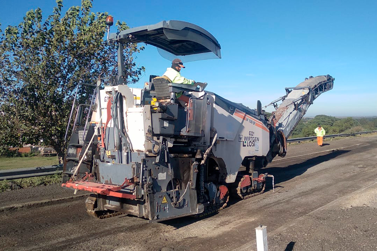 Esta mañana se hacen trabajos de bacheo en RN174.